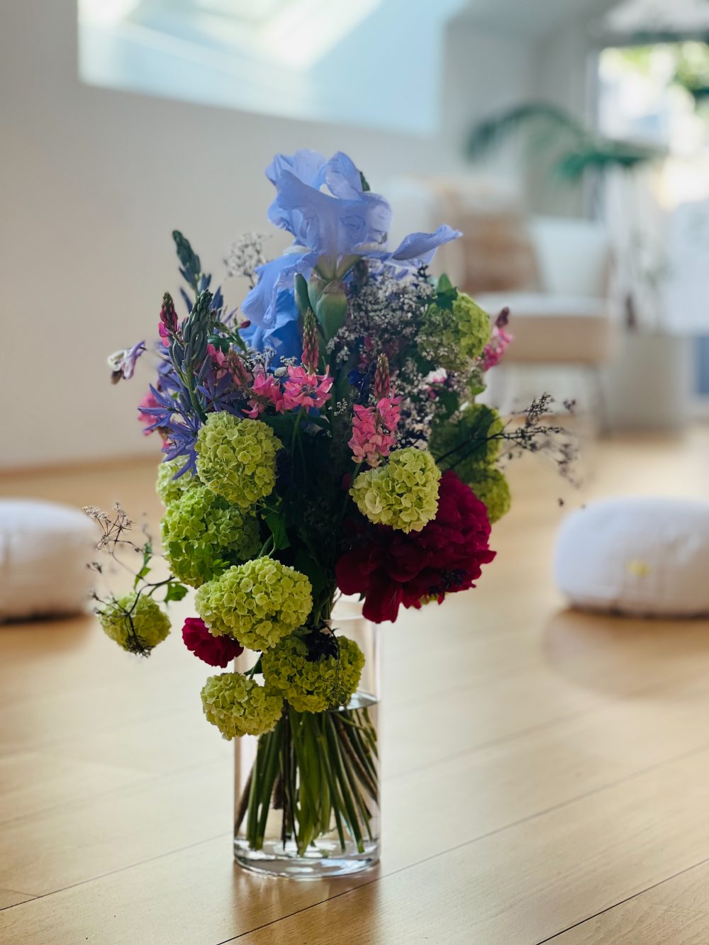 Blumenstrauß im Seminarraum