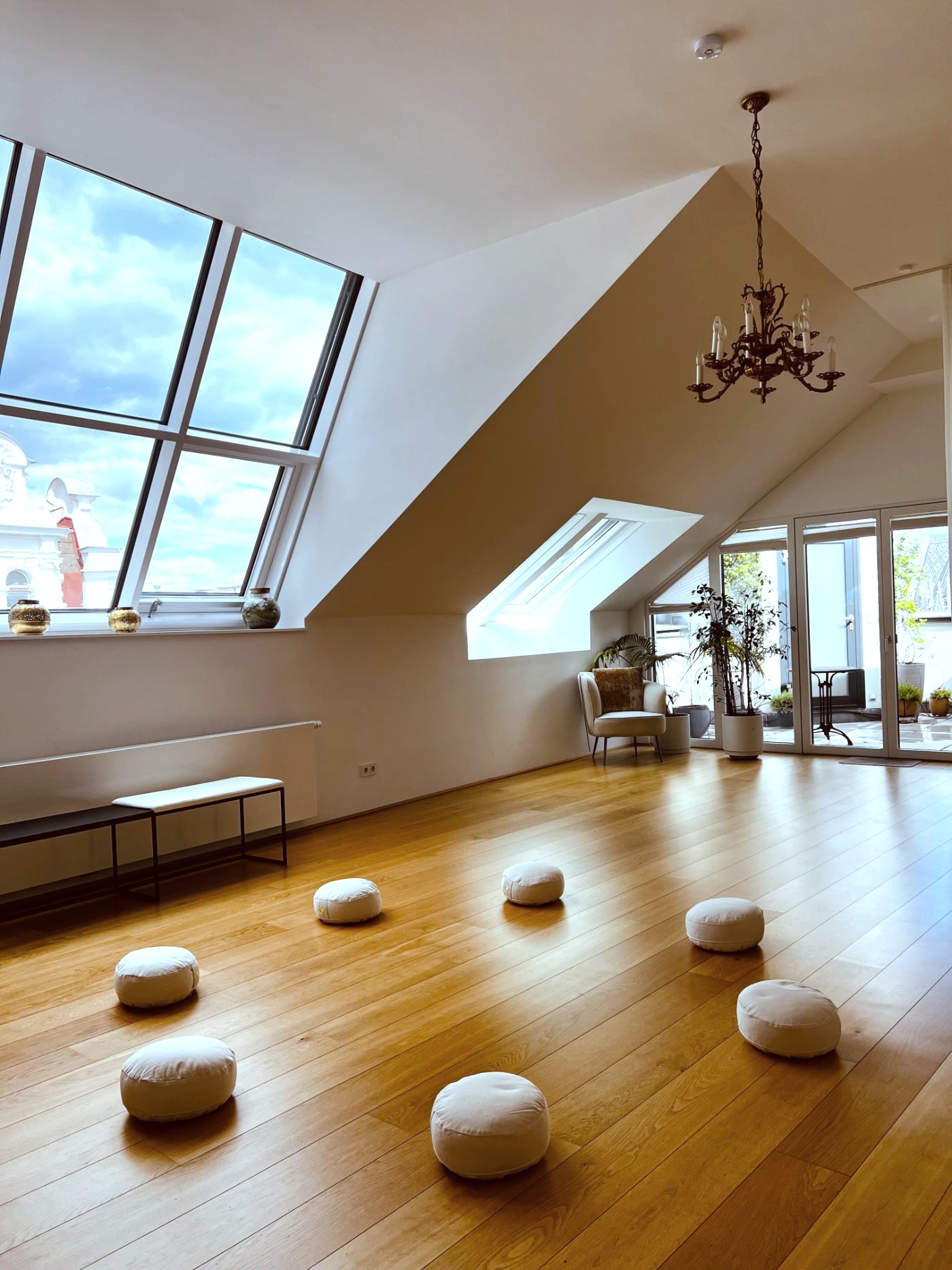 Heller Dachgeschossraum mit Meditationskissen